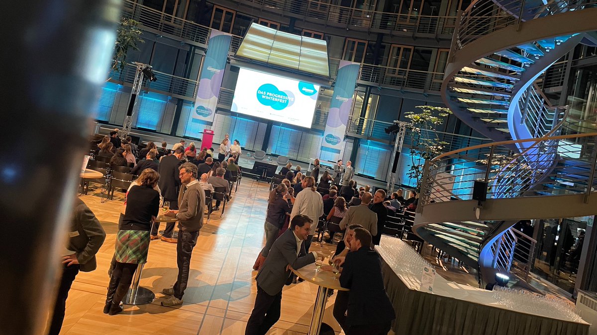 Es geht los, #DasProgressiveWinterfest! 🤩 Heute Abend wollen wir mit der progressiven Community ins Gespräch kommen: über Gewinn und Verlust in Zeiten des Umbruchs – als Gefühl, Erzählung und materielle Realität.
