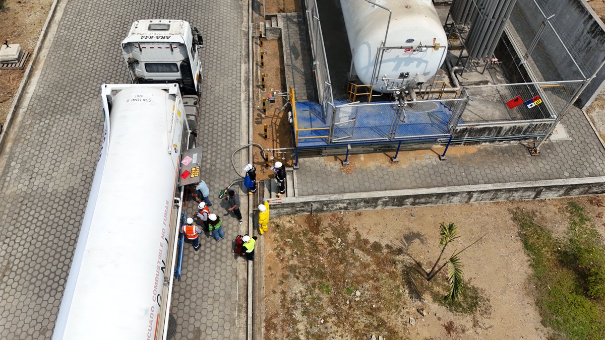SYCAR_LNG's tweet photo. 🌍 ¡Un paso más hacia la sostenibilidad!

El viernes 29/11/2024, realizamos la primera entrega de GNL en Ecuador a @tecnova_ecuador, en Guayaquil. 

Un hito clave para la transición energética del país. 🚛🌱 https://t.co/1sPS9Wym17