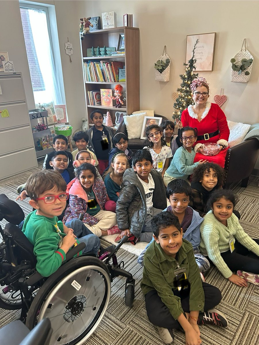 I’m so glad my friend Mrs Claus could stop by to read to these sweet friends today! ⁦<a href="/RJLARao/">Aparna Rao</a>⁩ #rjlyear11