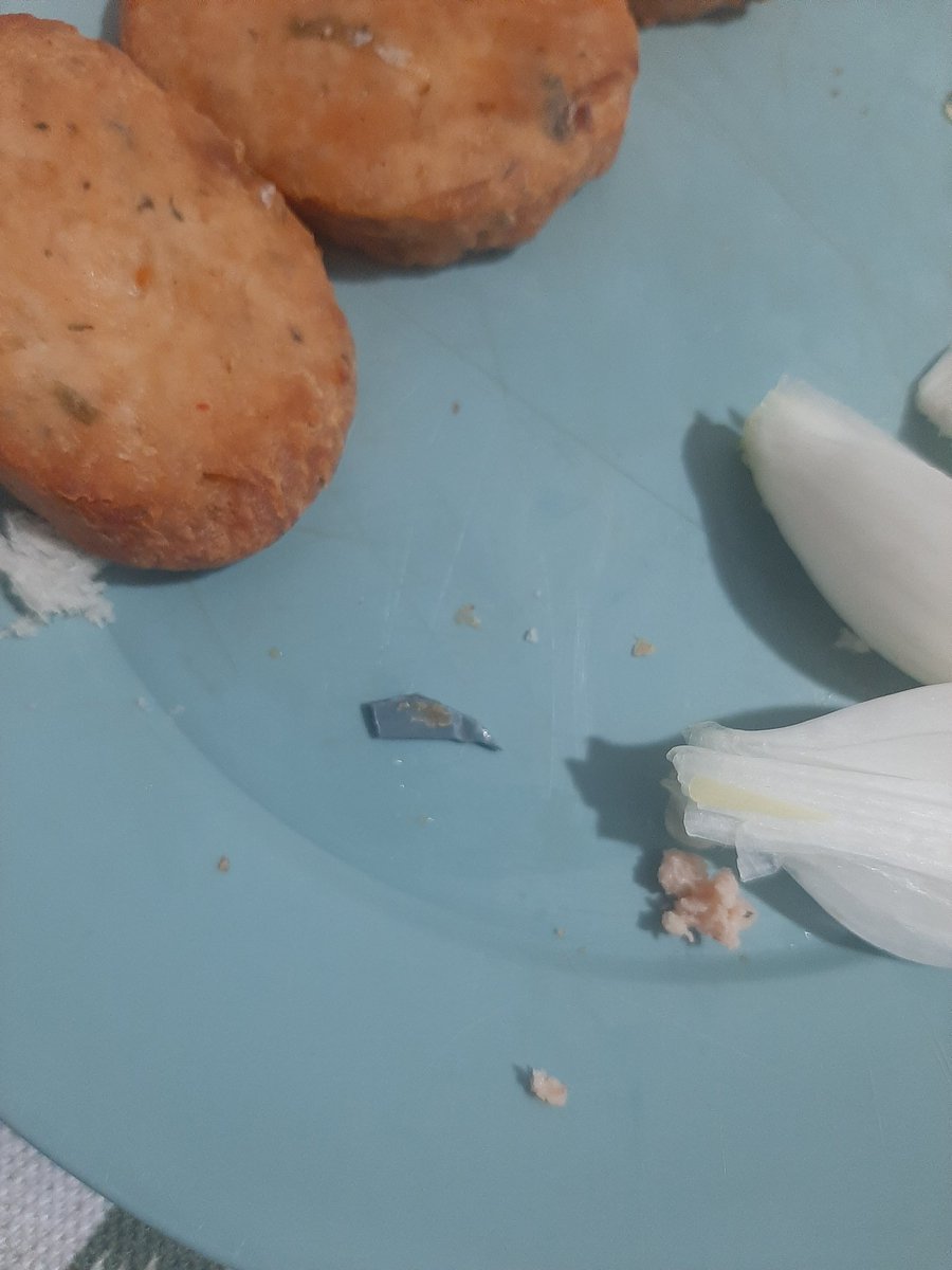 Samedoztrk's tweet photo. @balikbandosu marketten aldığım bando marka somon köfte ürünündeki köftelerin birinin içinden fotoğraftaki yabancı madde çıktı.yerken ağzıma geldi ucu gerçekten sivri çocuk yerken ağzına batabilirdi ve yaralanmasına sebep olabilirdi.kılçık çıksa anlarım ama bildiğiniz plastik https://t.co/Xxwupo3TSU
