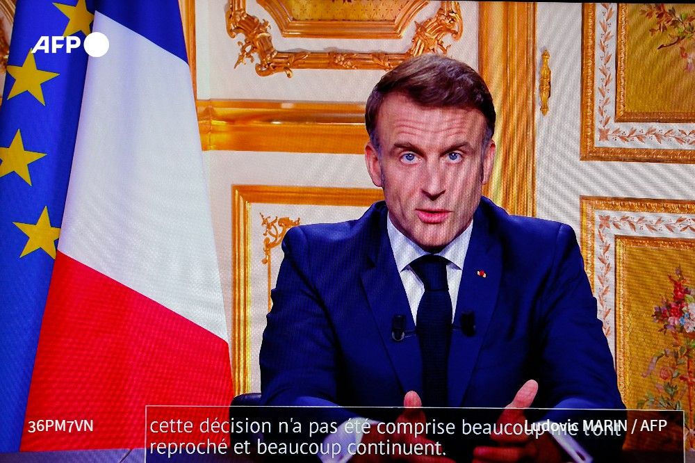afpfr's tweet photo. 🇫🇷 Emmanuel Macron nommera "dans les prochains jours" un Premier ministre pour un gouvernement "d'intérêt général" #AFP https://t.co/UMbzhd1J6C