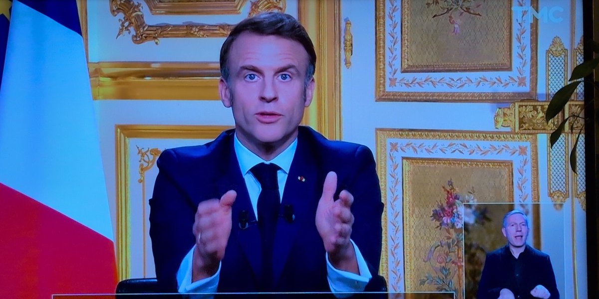 Bap_Ca's tweet photo. "Oui il n'y a plus de gouvernement mais regardez la jolie cathédrale toute neuve 😍" #Macron20h https://t.co/cid9oJ1QrO