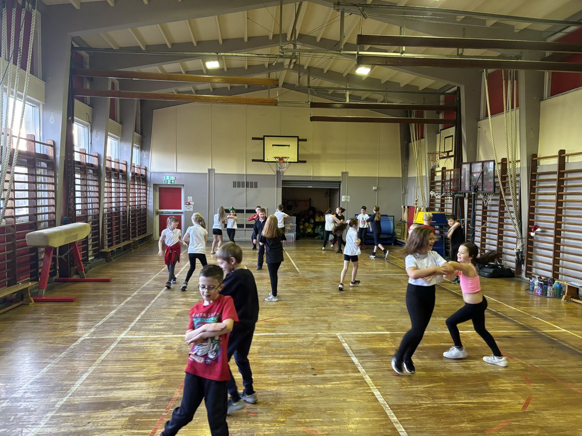 Primary 5 getting ready for their upcoming Christmas Parties as they learned some of our Scottish Country Dances 🏴󠁧󠁢󠁳󠁣󠁴󠁿

Our PE superstar today was Charley for her enthusiasm and showing kindness towards the other pupils. 

Well done P5D 💃

<a href="/MorayPS/">Moray Primary School</a>