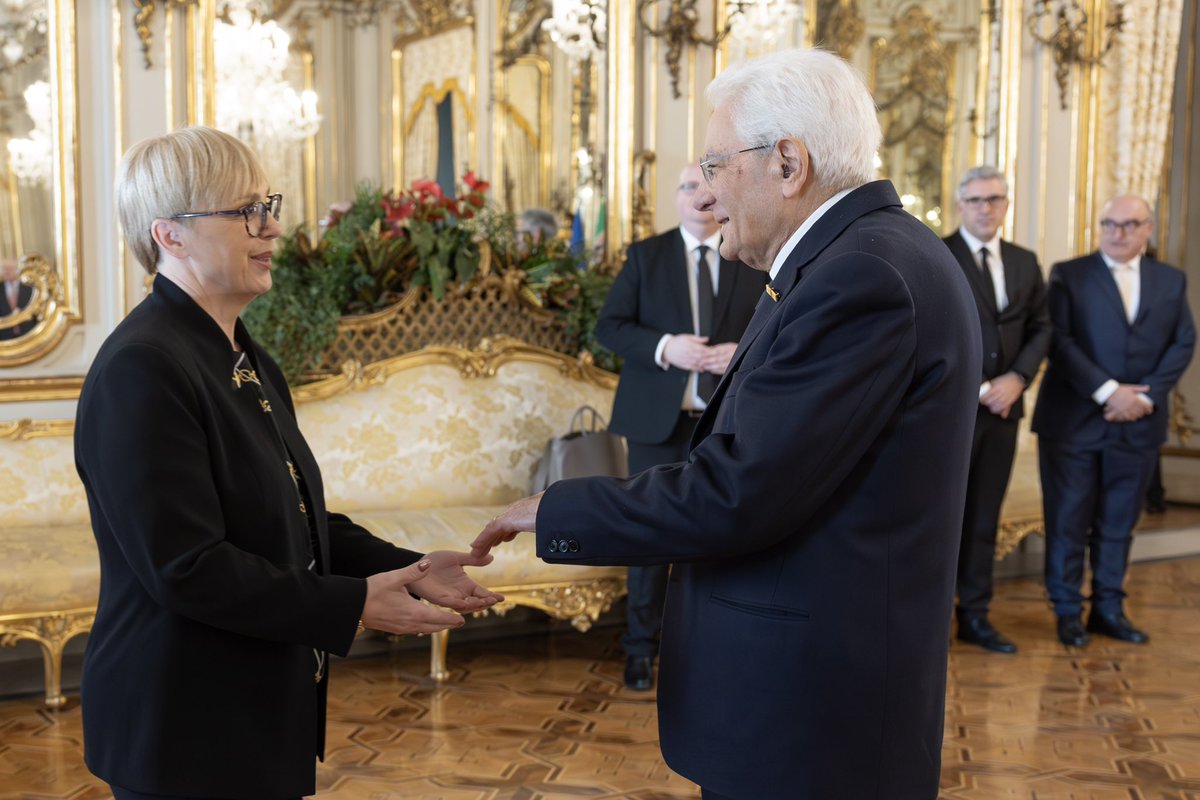 Vedno sem vesela srečanja s predsednikom Italijanske Republike Sergiom Mattarello.  Pred povratkom iz Italije domov sva se na kratko sestala in izmenjala mnenja o aktualnih mednarodnih temah in sodelovanju med 🇸🇮 in 🇮🇹. 
Zagotovil mi je, da bo pozorno spremljal pogoje za