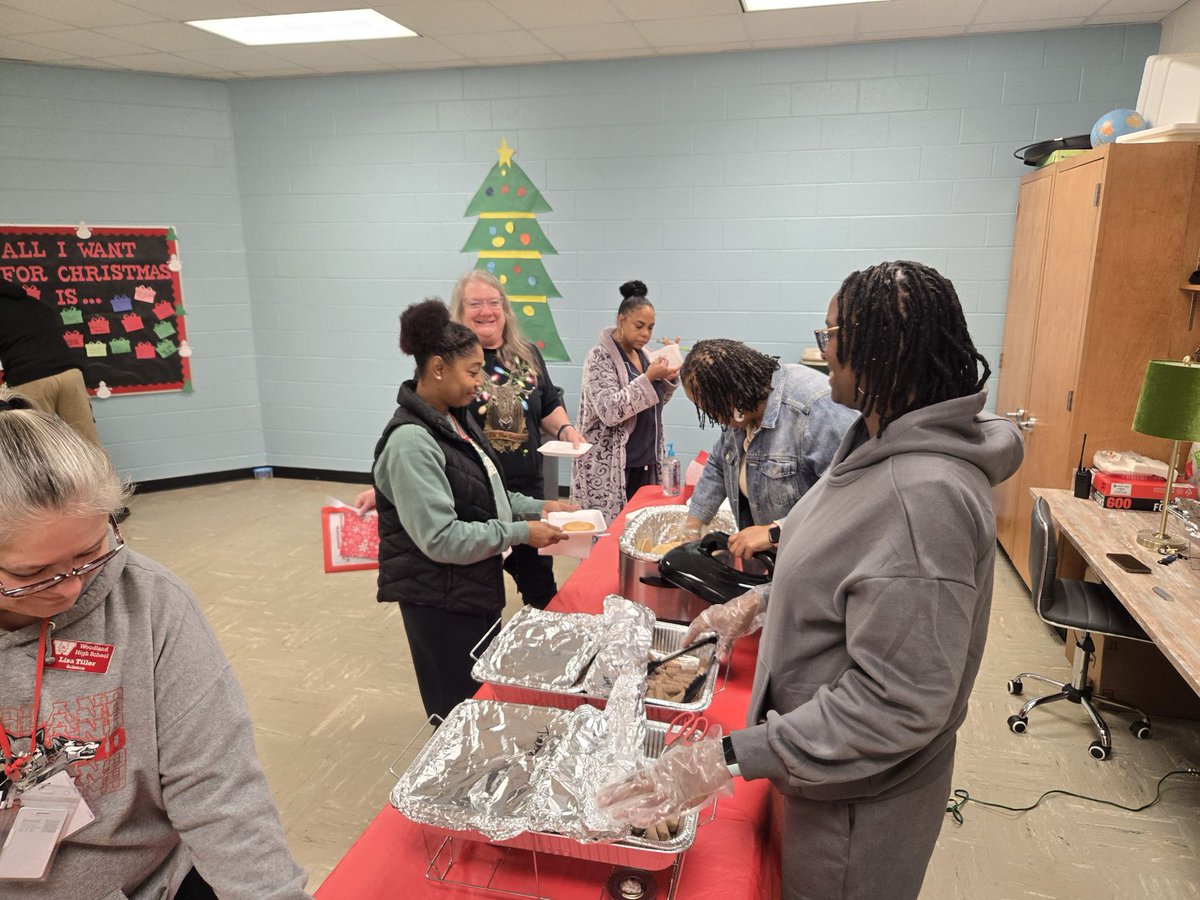 MrsDaMeka's tweet image. Started the day feeding our AMAZING teachers with a festive breakfast! 🥞☕️ 
We're so grateful for all the hard work and care they put into shaping our learning. Happy Holidays! #1Pack1FAMILY #HolidayCheer #🌲 @purvisjackson02