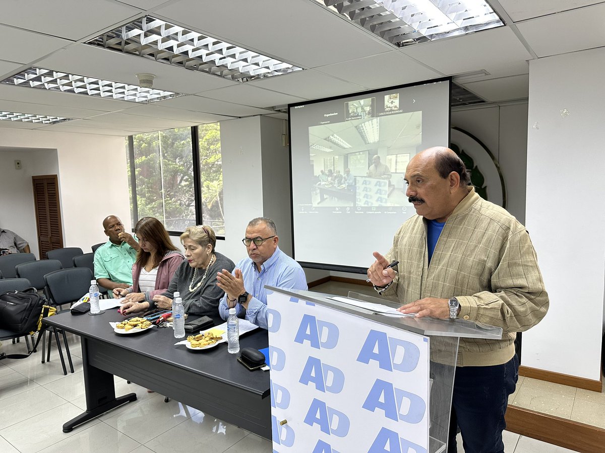 ADVenezuelaa's tweet photo. El Secretario Nacional de Profesionales y Técnicos @abetancourts, da la bienvenida a la #tertuliADeca, agradece la asistencia y presenta al Ing. José Peraza. 

“Aquí hay un partido que tiene maquinará y más temprano que tarde volveremos a gobernar por una Venezuela de todos” https://t.co/otyZ4rqK6K
