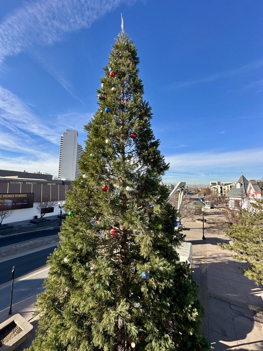 AbbottOgraphy's tweet photo. Tonight, 39 North Pole Village kicks off at 4 PM in Victorian Square! 🎁 Enjoy festive fun and free Santa photos from 5–7 PMtonight and tomorrow. Bring the family and soak up the holiday spirit! 🎅❄️ https://t.co/p4ttNFp0ST
