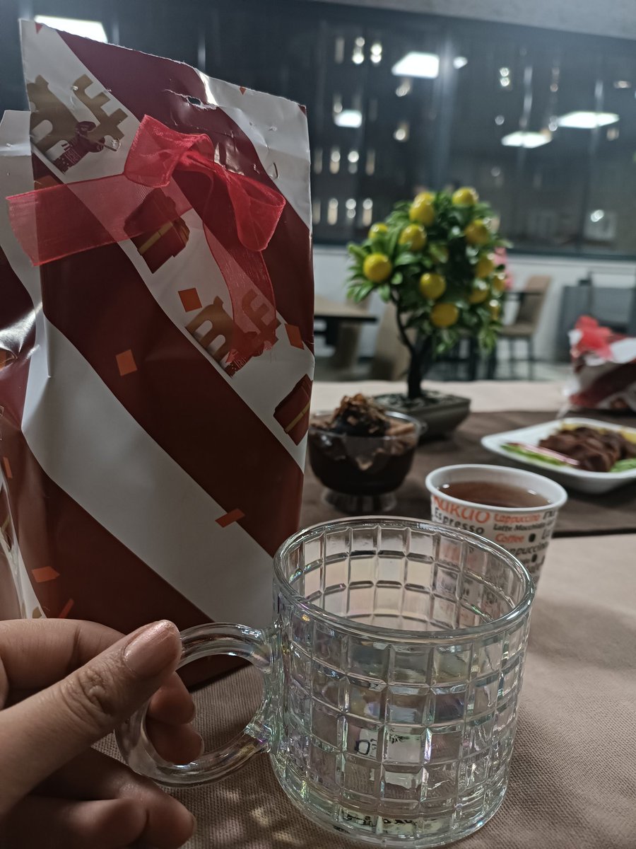 ummuhan_1907's tweet photo. #GSBGM  #Erzurum #gsb #HattatHasanÇelebikızöğrenciyurdu
5 Aralık Dünya gönüllüler günümüzü kutlayan Emel Taşova turan müdürümüze ve eğitim faaliyetleri sorumlusu memurumuz meltem akdemir ' e çok teşekkür ederiz böyle anlamlı günü bizlere sürpriz hediyelerle kutladiklari için 💓 https://t.co/ZLdZizJ7Ib