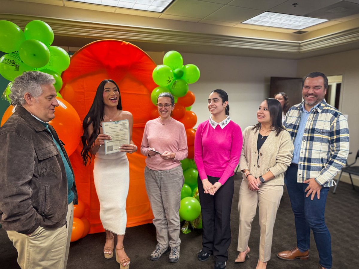 VInclusionOrl's tweet image. La Titular del #IMME,
Gisele Fernández Ludlow, junto al Cónsul Juan Sabines, le entregó a Ariana su acta en reconocimiento de identidad de género y su pasaporte. Esto se logró gracias a la información que brinda la @VInclusionOrl.

¡Gracias por confiar en tu Consulado!