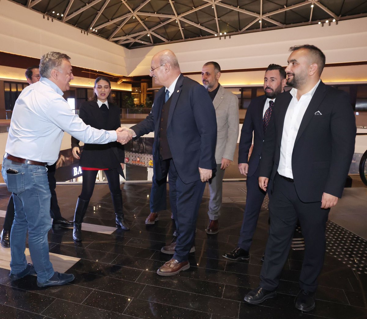 Dünya Türk Kahvesi Günü dolayısıyla, Odamızın 60 No’lu Restoran, Lokanta ve Kafe Hizmetleri Meslek Komitesi’nin organizasyonuyla düzenlenen etkinlikte kahve kültürünü yaşatan sektör temsilcileriyle bir araya geldik.

Ev sahiplikleri için Komite Başkanımız Sayın <a href="/aisiksever/">Abdurrahman IŞIKSEVER</a>’e,