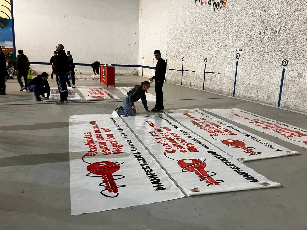 ehessarea's tweet photo. Azken egunetan Euskal Herriko etxebizitza sindikatuok asanblada irekiak, lan egunak, aurkezpen hitzaldiak eta mobilizazioak antolatu ditugu Euskal Herriko txoko ezberdinetan.

Mila esker antolakuntzan lagundu duzuen guztioi!

Hemen dituzue argazki batzuk:
📸 (Gasteiz) https://t.co/xRroMTeQon