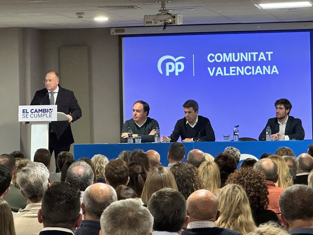 JacoboNavarro's tweet photo. En la Junta Directiva Regional del @ppcv afrontando unidos la reconstrucción y recuperación de la vida de los valencianos. 
Autocrítica, responsabilidad y trabajo.
Dos formas de reaccionar ante la catástrofe: dar la cara vs. huir de la gente. https://t.co/ebjChPPwdY