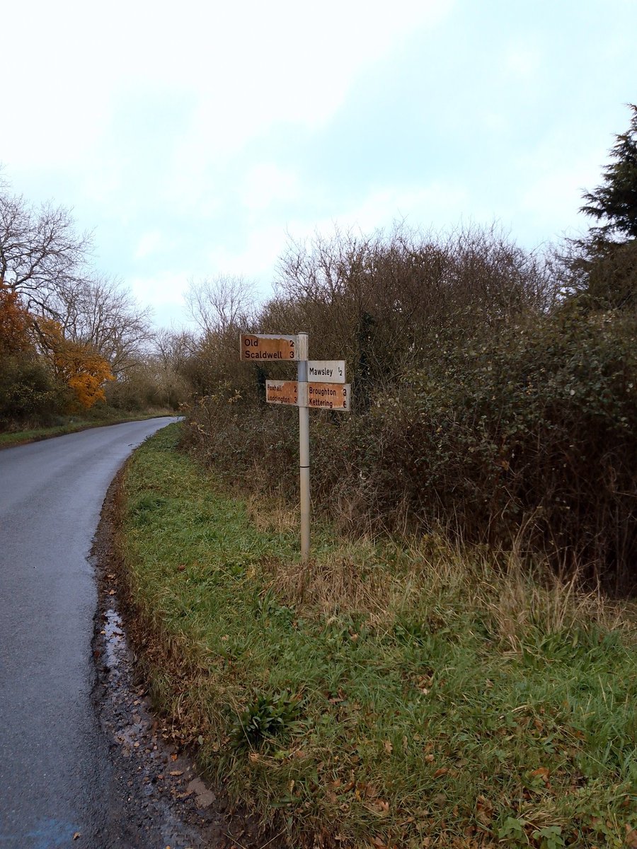 phil0073's tweet image. #fingerpostfriday on *Ancient road,Mawsley** sign recent .
*pre #BronzeAge?,source - the excellent "#Faxton, excavations in a deserted #Northamptonshire village 1966-68"-#LawrenceButler &amp;amp; #ChristopherGerrard.**New build near #MawsleyLostVillage 
#PhilOnaBike #FaxtonLostVillage