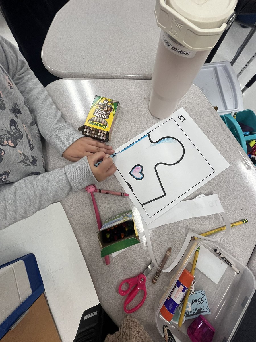 <a href="/mskim3rdgrade/">Julia Kim</a> celebrating Inclusive Schools week <a href="/WaxpoolElem/">WaxpoolElementary</a> 💙 🧡 
I loved how each student colored in a piece of the quilt. What a beautiful collection of drawings. Thank you, Ms. Kim!