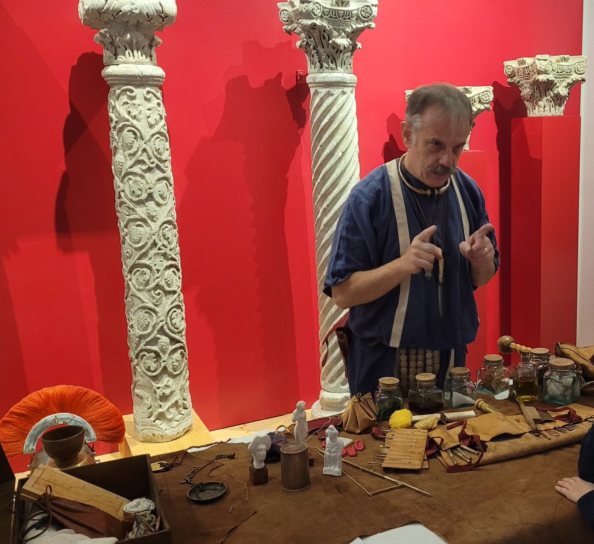 Notre "medicus ordinarius legionis" médecin des armées, devant les colonnes de l'église romaine de la Daurade IVe/Ve siècles du <a href="/MSR_Tlse/">Musée Saint-Raymond</a>. Le medicus est élevé au grade de centurion, à la fois medecin, chirurgien et pharmacien! +d'infos @MedecineAntique: 
medancienne.hypotheses.org/civilisations/…