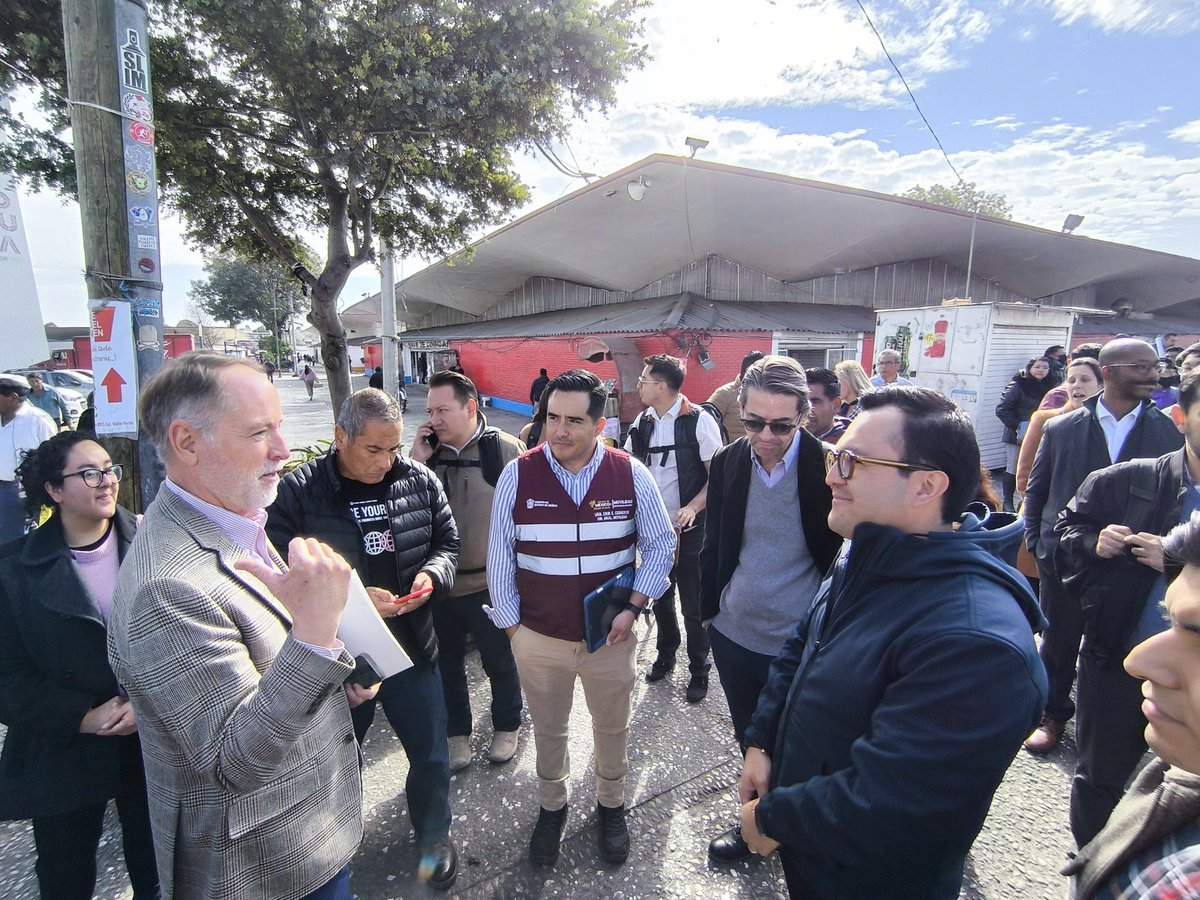 Hoy, el Secretario <a href="/DanielSibaja_/">Daniel Sibaja</a> en compañía de autoridades de la <a href="/USAIDMX/">USAID México</a>, del <a href="/ITDPmx/">ITDP México</a> y colectivos ciclistas, realizaron un recorrido en la ciclovía Isidro Fabela para conocer los avances que lleva esta importante obra. #ElPoderDeServir