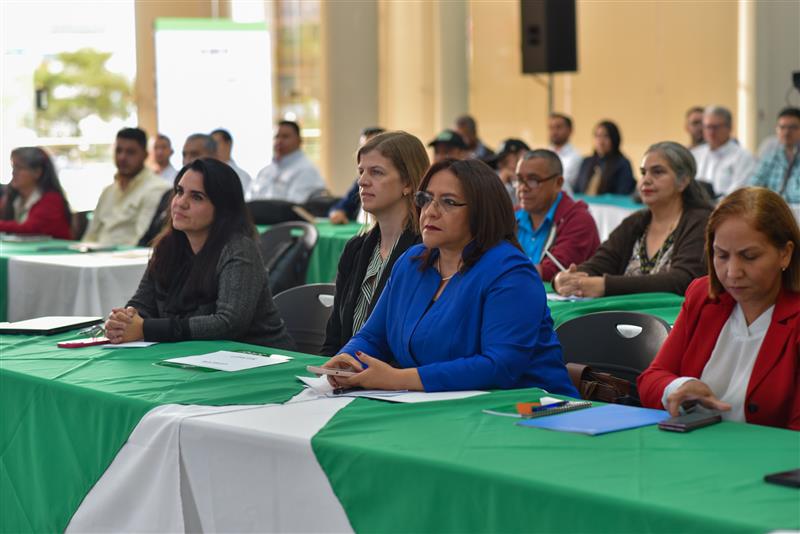 BiovIntCIAT_esp's tweet photo. Para conmemorar el #DíaMundialdelSuelo, nos reunimos con representantes gubernamentales de los sectores agrícola y ambiental, productores y distribuidores de fertilizantes, organizaciones internacionales, ONG, académicos y científicos y comunidades agrícolas en Honduras. https://t.co/YxQh2gscJj
