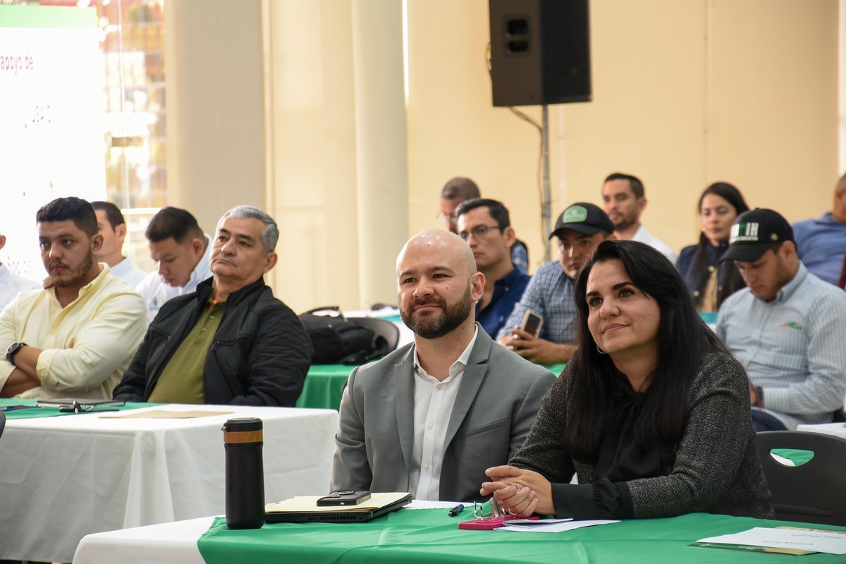 BiovIntCIAT_esp's tweet photo. Para conmemorar el #DíaMundialdelSuelo, nos reunimos con representantes gubernamentales de los sectores agrícola y ambiental, productores y distribuidores de fertilizantes, organizaciones internacionales, ONG, académicos y científicos y comunidades agrícolas en Honduras. https://t.co/YxQh2gscJj