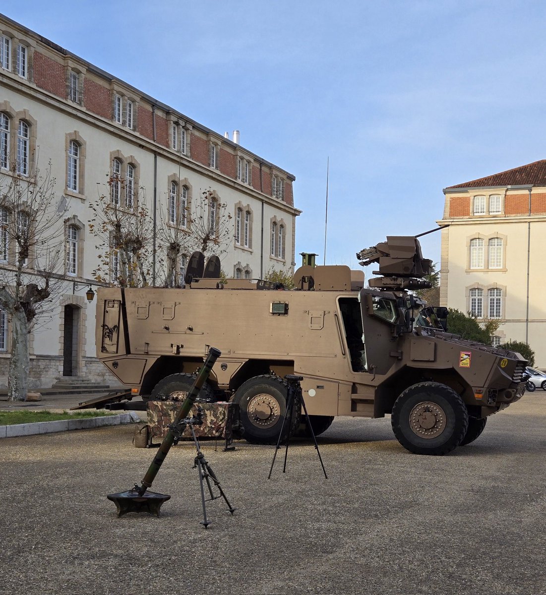 PG_CA_Nimes's tweet photo. 2/2
➡️ Un grand merci au chef de corps, le colonel Thomas Miailhes pour son accueil très  sympathique et les échanges fructueux notamment sur les missions de son régiment. 
➡️ Très honoré d'avoir remis les décrets de naturalisation à plusieurs légionnaires.  Félicitations à eux https://t.co/dCLoVMCRxM