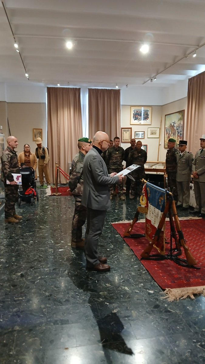 PG_CA_Nimes's tweet photo. 2/2
➡️ Un grand merci au chef de corps, le colonel Thomas Miailhes pour son accueil très  sympathique et les échanges fructueux notamment sur les missions de son régiment. 
➡️ Très honoré d'avoir remis les décrets de naturalisation à plusieurs légionnaires.  Félicitations à eux https://t.co/dCLoVMCRxM