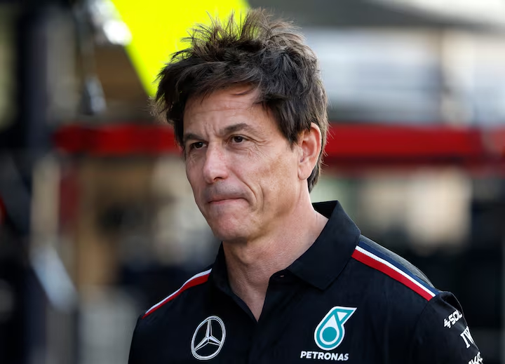 ElReyGuiri's tweet photo. 🚨 Toto Wolff a favor de sancionar por decir insultos:

"Yo tengo un hijo de 7 años que hace karts, que lo mira todo."

"Hace unos meses dijo por primera vez: 'What the...'"

"Le dije, ¿de dónde has oído eso? 'De los pilotos'."

"Así que, ya sabes, tengo mis conflictos con Mohammed... No estoy de acuerdo con muchas de las otras cosas que se le ocurrió."

"Para mí, estaría encantado de sancionarlo aún más"

📰 Reuters