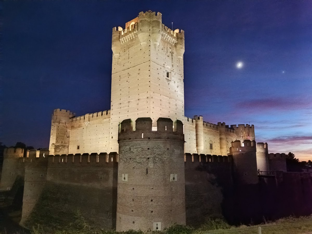 La magia del anochecer en el #CastillodelaMota #MedinadelCampo