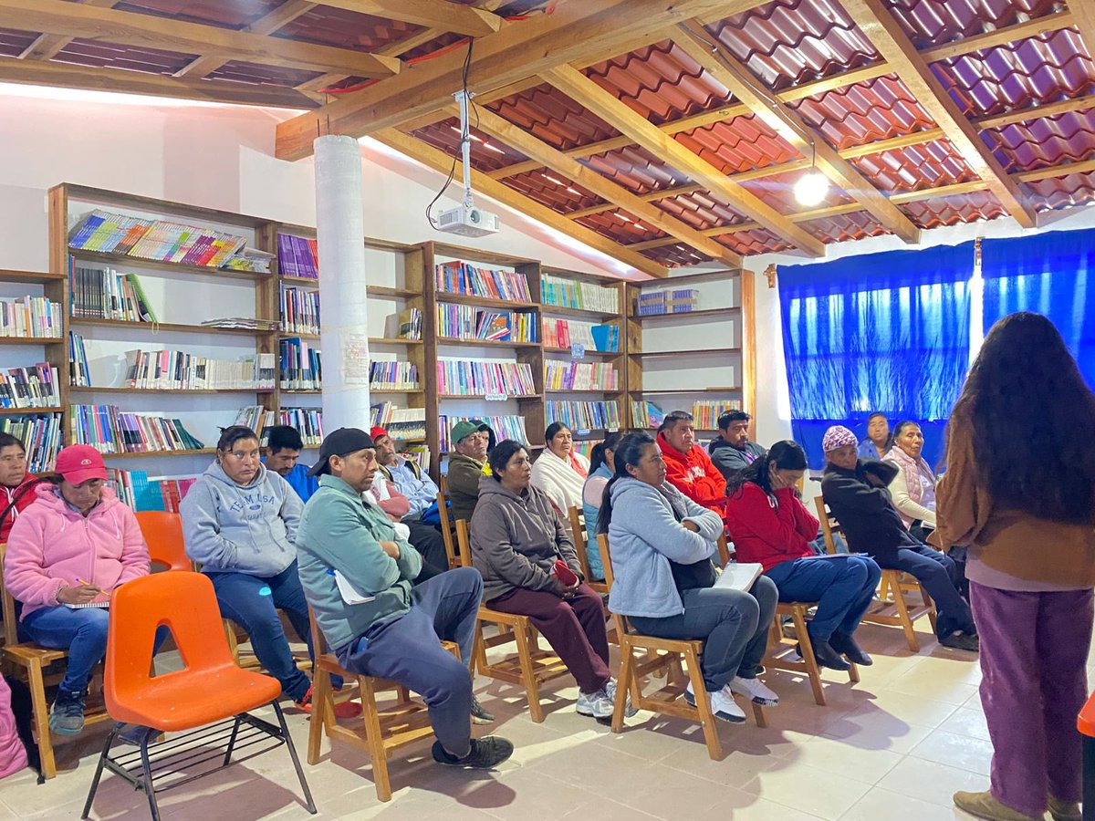 EspiralAC's tweet image. Llevamos a cabo un cine-debate con madres y padres de familia y estudiantes, las comunidades de Capulálpam y Méndez y San Juan Chicomezúchil, un espacio de reflexión profunda en el marco de los 16 días de activismo contra la violencia hacia mujeres y niñas . 🧡