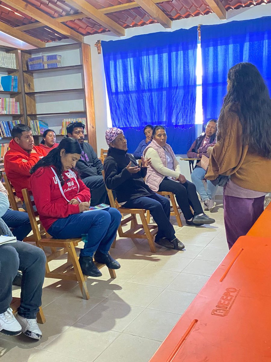 EspiralAC's tweet image. Llevamos a cabo un cine-debate con madres y padres de familia y estudiantes, las comunidades de Capulálpam y Méndez y San Juan Chicomezúchil, un espacio de reflexión profunda en el marco de los 16 días de activismo contra la violencia hacia mujeres y niñas . 🧡