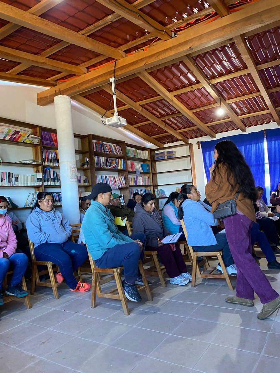 EspiralAC's tweet image. Llevamos a cabo un cine-debate con madres y padres de familia y estudiantes, las comunidades de Capulálpam y Méndez y San Juan Chicomezúchil, un espacio de reflexión profunda en el marco de los 16 días de activismo contra la violencia hacia mujeres y niñas . 🧡