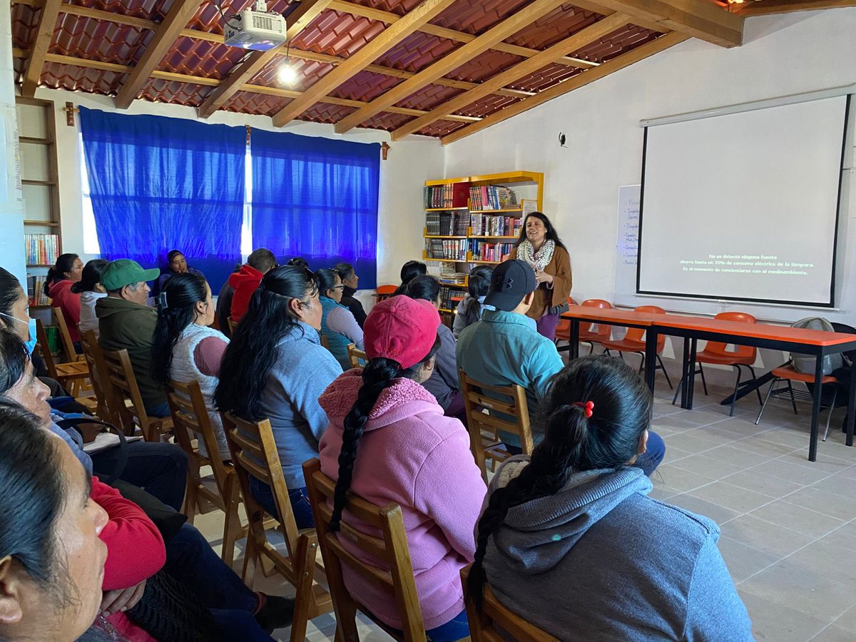 EspiralAC's tweet image. Llevamos a cabo un cine-debate con madres y padres de familia y estudiantes, las comunidades de Capulálpam y Méndez y San Juan Chicomezúchil, un espacio de reflexión profunda en el marco de los 16 días de activismo contra la violencia hacia mujeres y niñas . 🧡
