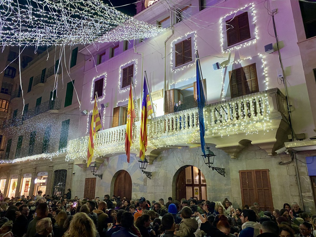 SocialistesInca's tweet photo. 🎄✨Ja és Nadal a #IncaCiutat!!
🥁L’ època més màgica de l’any ha arribat i ho ha fet amb l’encesa de llums a càrrec de la batucada Fieres d'Inca i l’actuació musical de Mel i Sucre.
♥️Una alegria compartir-ho amb tots els inquers i inqueres! #IncaFaNadal #IncaSomTots https://t.co/P7voi0JPi1