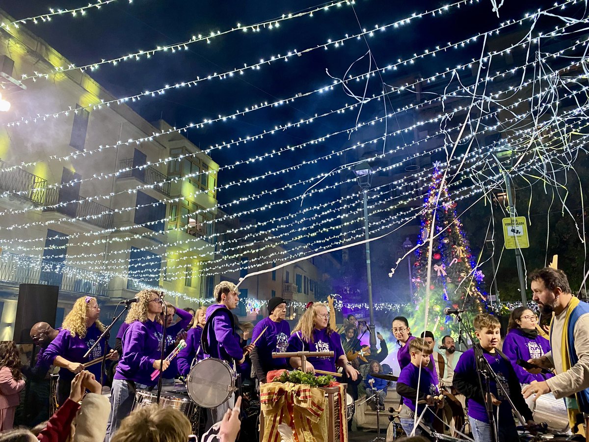 SocialistesInca's tweet photo. 🎄✨Ja és Nadal a #IncaCiutat!!
🥁L’ època més màgica de l’any ha arribat i ho ha fet amb l’encesa de llums a càrrec de la batucada Fieres d'Inca i l’actuació musical de Mel i Sucre.
♥️Una alegria compartir-ho amb tots els inquers i inqueres! #IncaFaNadal #IncaSomTots https://t.co/P7voi0JPi1