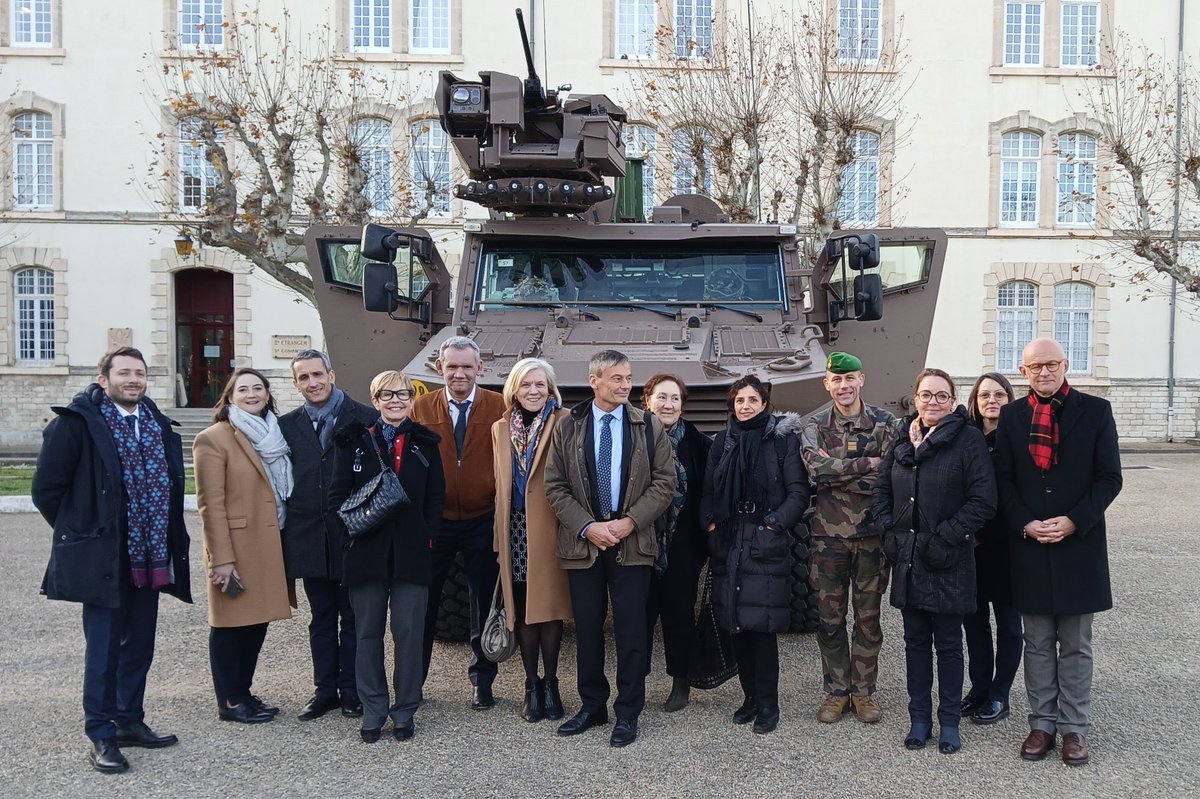 1/2 Réunion des procureurs de la République du ressort au 2ème régiment étranger d'infanterie (Légion étrangère) basé à Nîmes. L'occasion de faire un point notamment sur :
- la situation RH du ressort et ses perspectives 
- l'activité statistique des parquets