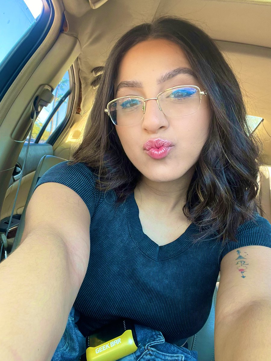 jicelsagee's tweet photo. Debating whether to keep my hair short or letting it grow https://t.co/L342zOK7Fp