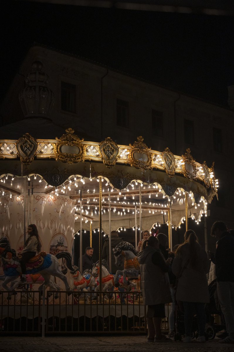 teterfraile's tweet photo. No te bajes del carrusel 🎠 🎠🎠 … sigue soñando! 
#navidad #carrusel 
#salamanca #españa #arquitectura #monumento #turismo #patrimonio #patrimoniocultural 
#fotografia #photo #photography #patrimoniohistorico #patrimoniodelahumanidad
#nikonz6ii #fotografianocturna https://t.co/JtqQON7WGK