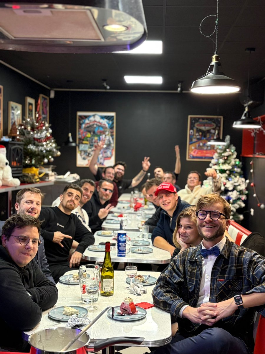 Dîner des 100k et de noël avec les équipes et les cubers à @joincube3 🎅🎅