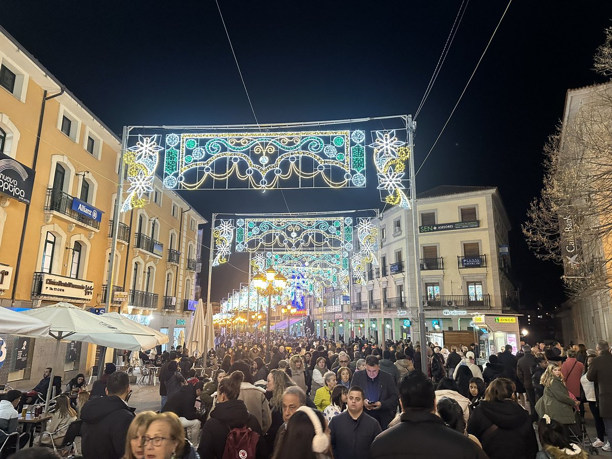 segovia_es's tweet photo. 🎄 ¡Segovia ilumina la Navidad! 

🤩 Esta tarde ha tenido lugar la inauguración oficial del Pórtico de la Navidad y de la iluminación navideña 2024. https://t.co/fRdKhPhpdI