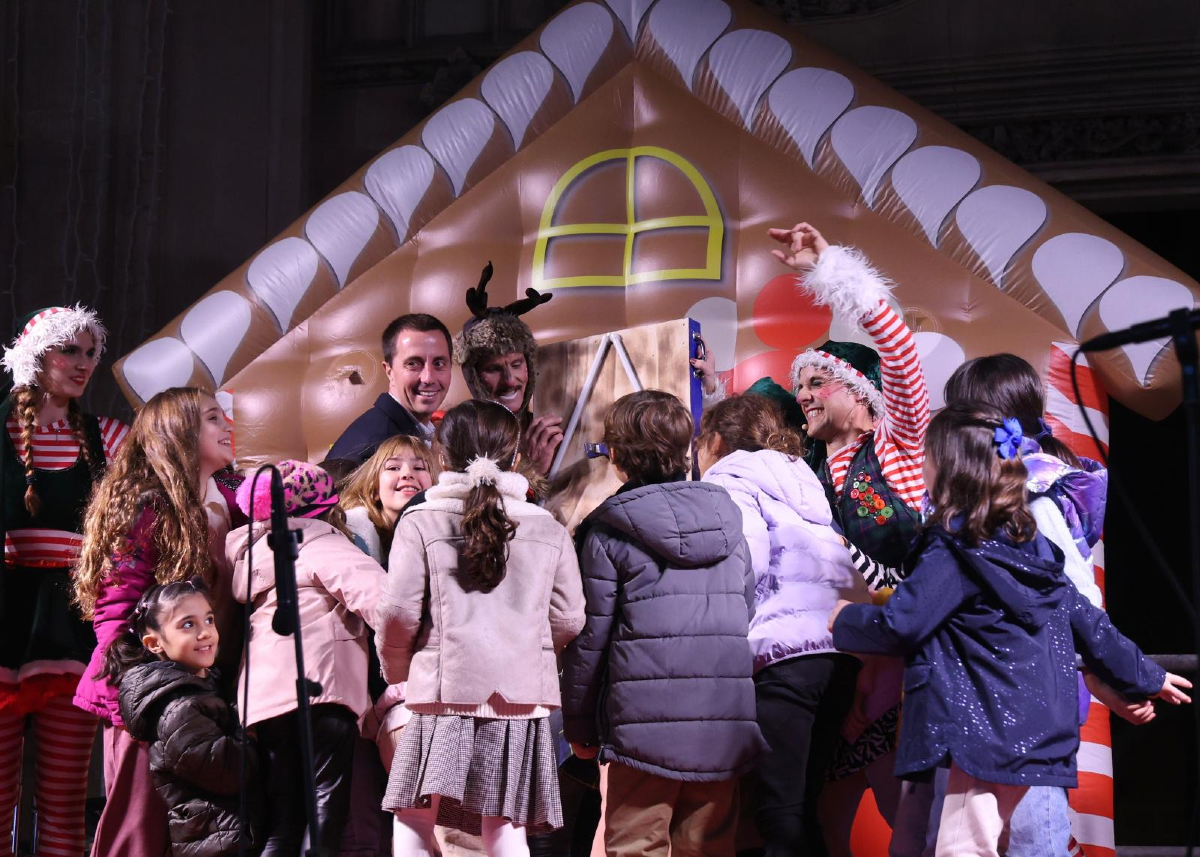 ConselldeMca's tweet photo. 🎄✨ Inauguram les festes de Nadal amb l'encesa de llums al Palau del Consell✨🎄  

🎅 Donam inici a la programació nadalenca amb un nou espectacle de llums a la façana i l'ampliació del betlem. 🤩🎁  

Més info 👉🏻https://t.co/OPvYEwOLoz https://t.co/OLtBEd9ox3