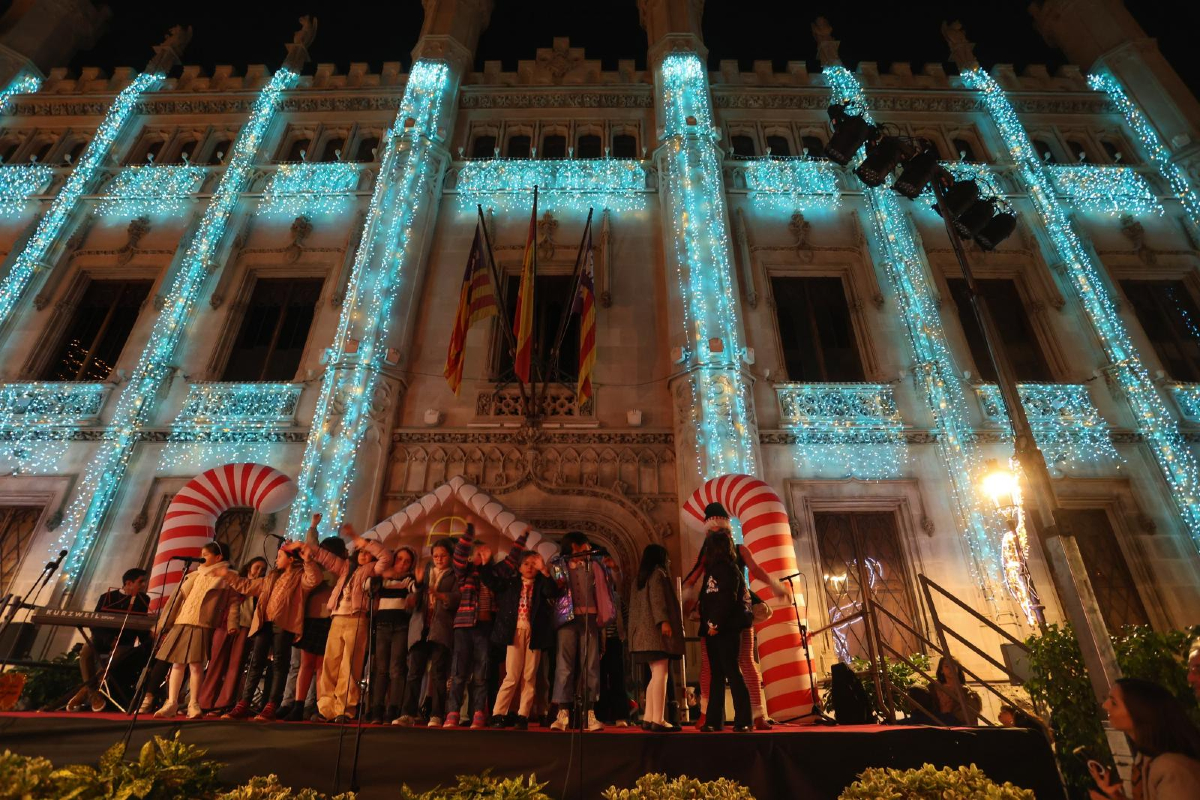 ConselldeMca's tweet photo. 🎄✨ Inauguram les festes de Nadal amb l'encesa de llums al Palau del Consell✨🎄  

🎅 Donam inici a la programació nadalenca amb un nou espectacle de llums a la façana i l'ampliació del betlem. 🤩🎁  

Més info 👉🏻https://t.co/OPvYEwOLoz https://t.co/OLtBEd9ox3