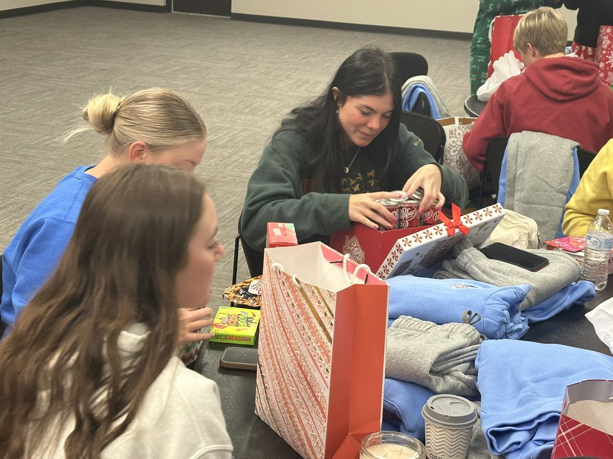 ASUNewportSB's tweet photo. 🎄🎁  A night filled with laughs, charades, exchanging gifts, and sipping on hot chocolate Love this team and the joy we share on and off the field!  Merry Christmas!  ❤️🥎 #ASUNSoftball #Team2 https://t.co/3cniI5KXbj