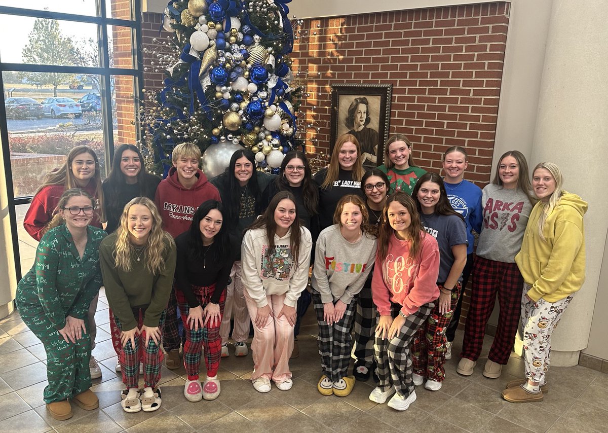ASUNewportSB's tweet photo. 🎄🎁  A night filled with laughs, charades, exchanging gifts, and sipping on hot chocolate Love this team and the joy we share on and off the field!  Merry Christmas!  ❤️🥎 #ASUNSoftball #Team2 https://t.co/3cniI5KXbj