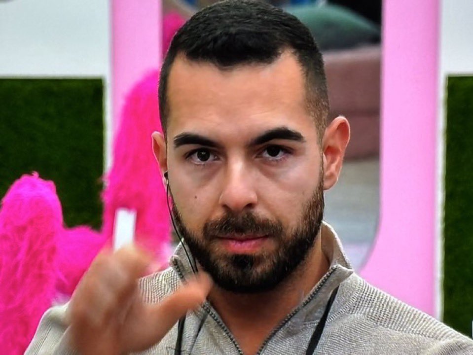 Intimidar
Apontar facas 
Cuspir na cara 
Humilhar 
Ameaçar pessoas com tribunais 

É isto e muito mais que se pode fazer na nova edição da Casa Dos Segredos da Tininha! 

(Souberem mais metam aí em baixo) #sstvi