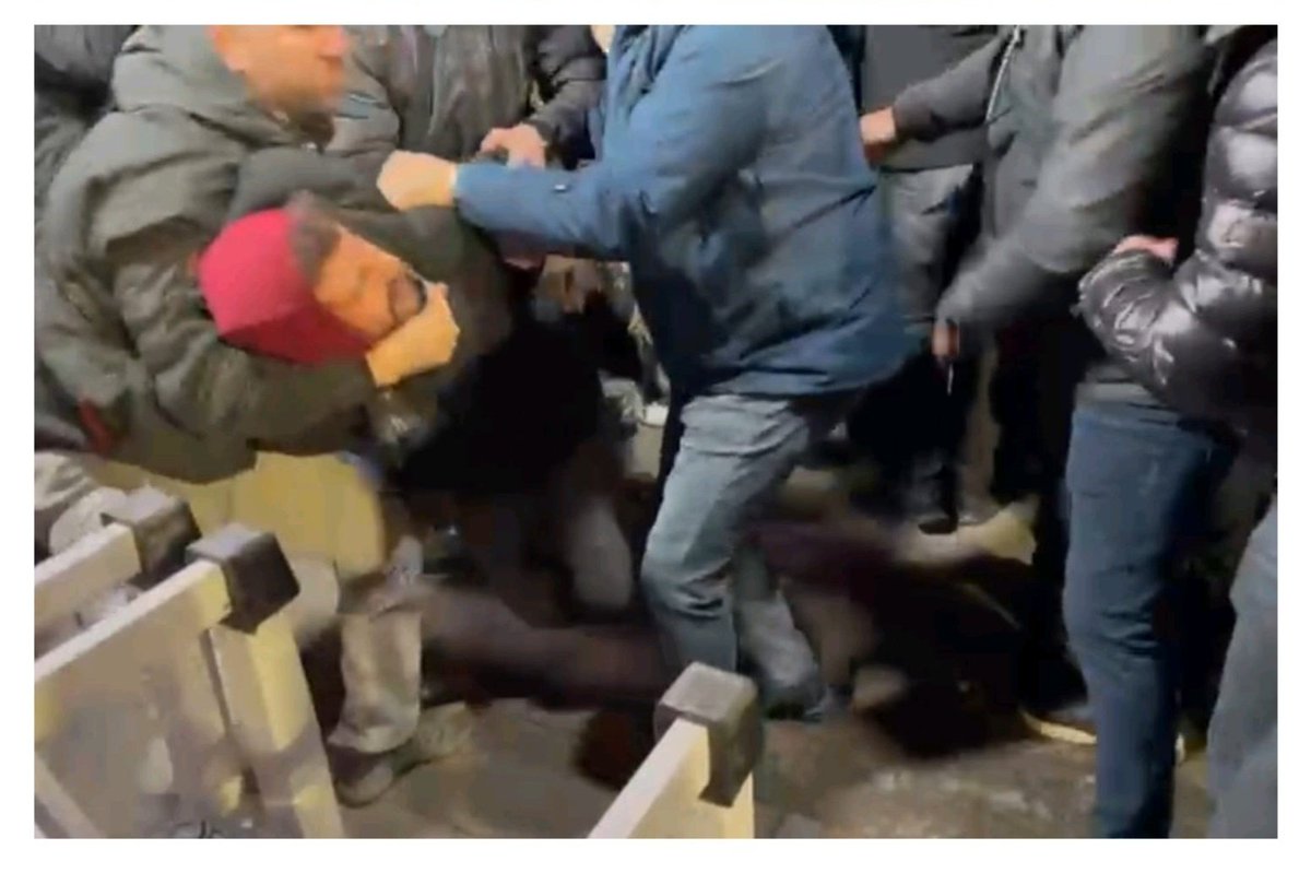 Bugün bir samimiyet testidir.

Tüm camia,tüm sendikalar,tüm yapılanmalar harekete geçmelidir.

Meb'in önünde öğretmenlere yapılan bu muamele kabul edilemez.

#ÖğretmenlerGözaltında