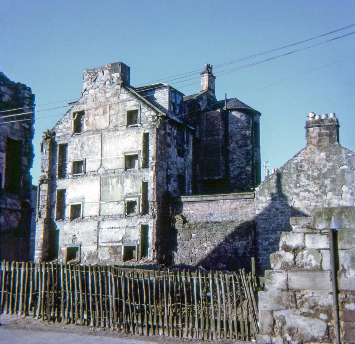 InverclydeHN's tweet photo. Pics of the day number 1714, Inverkip St rear, Greenock, 1974/68. Sandy Kennedy Collection ©McLean Museum https://t.co/i9V8KXOkSm