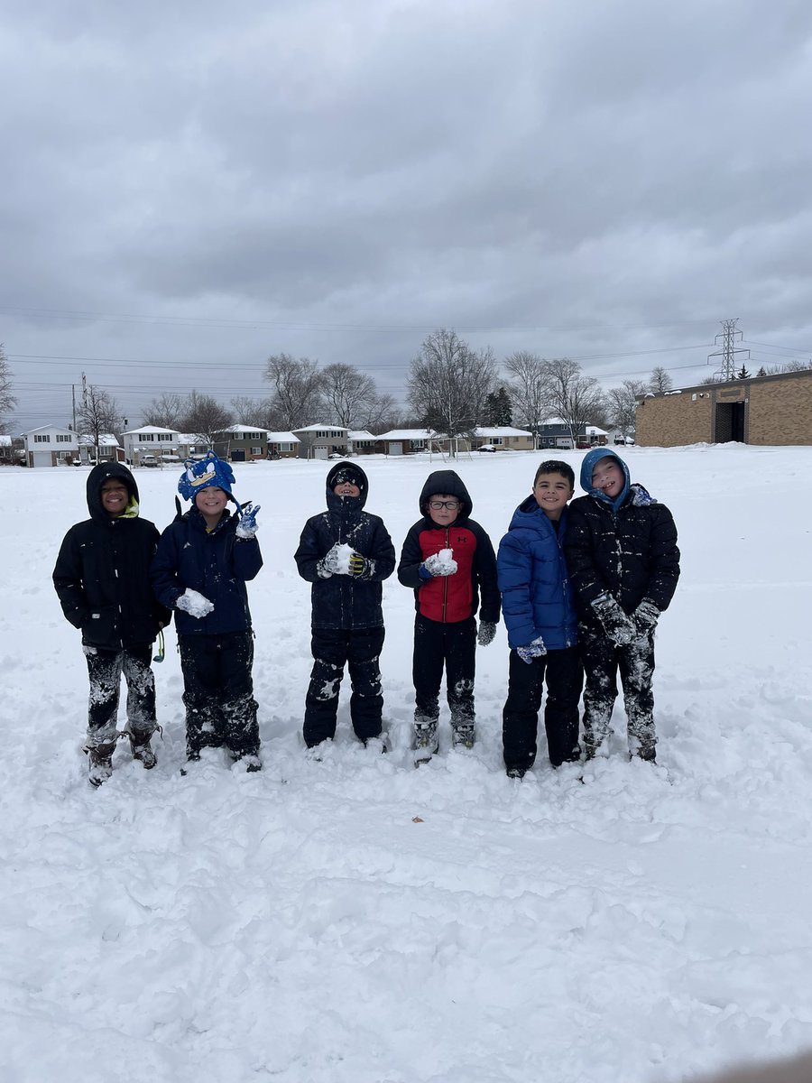 DomDibble94's tweet photo. We sure had a SNOW DAY!!!! ❄️☃️🤍@GlendaleSH https://t.co/JQrGv946um