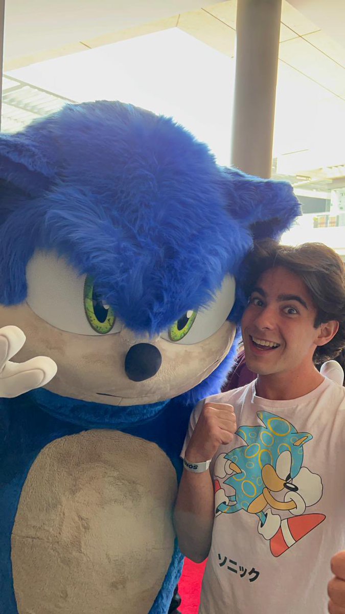 lightning_patx's tweet photo. @ParamountMexico Pasándola genial con mi amigo Sonic! 🌀🦔⚡️ https://t.co/ORsbnS9eHs