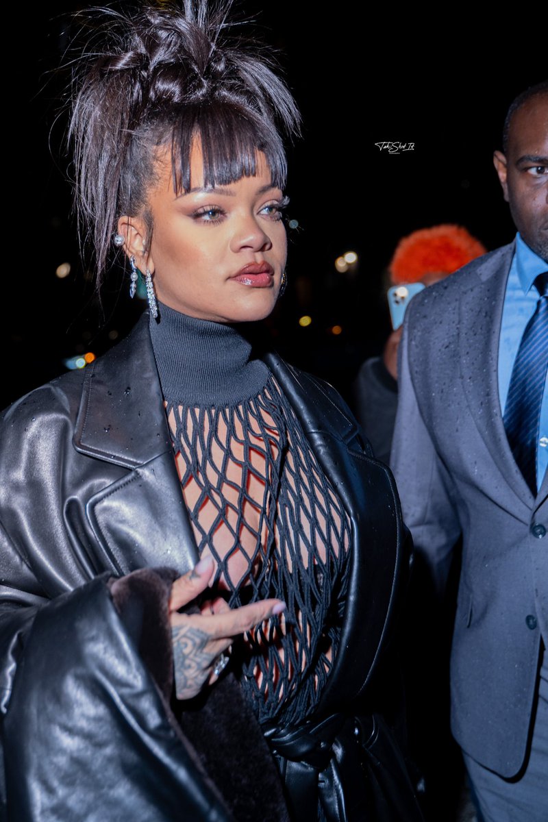 takiishotit's tweet photo. @rihanna & ASAP ROCKY step out in NYC lastnight ❤️✨
After 4 months I was finally able to get the Canvas to you of a photo I took of you , THANK YOU RIH & ROCKY 🤍✨
#explore #explorepage✨ #nyc #asaprocky #rihanna #badgalriri #rihannanavy #iconiccouple #fyp #fypシ #takiishotit https://t.co/56zeMRfzEK