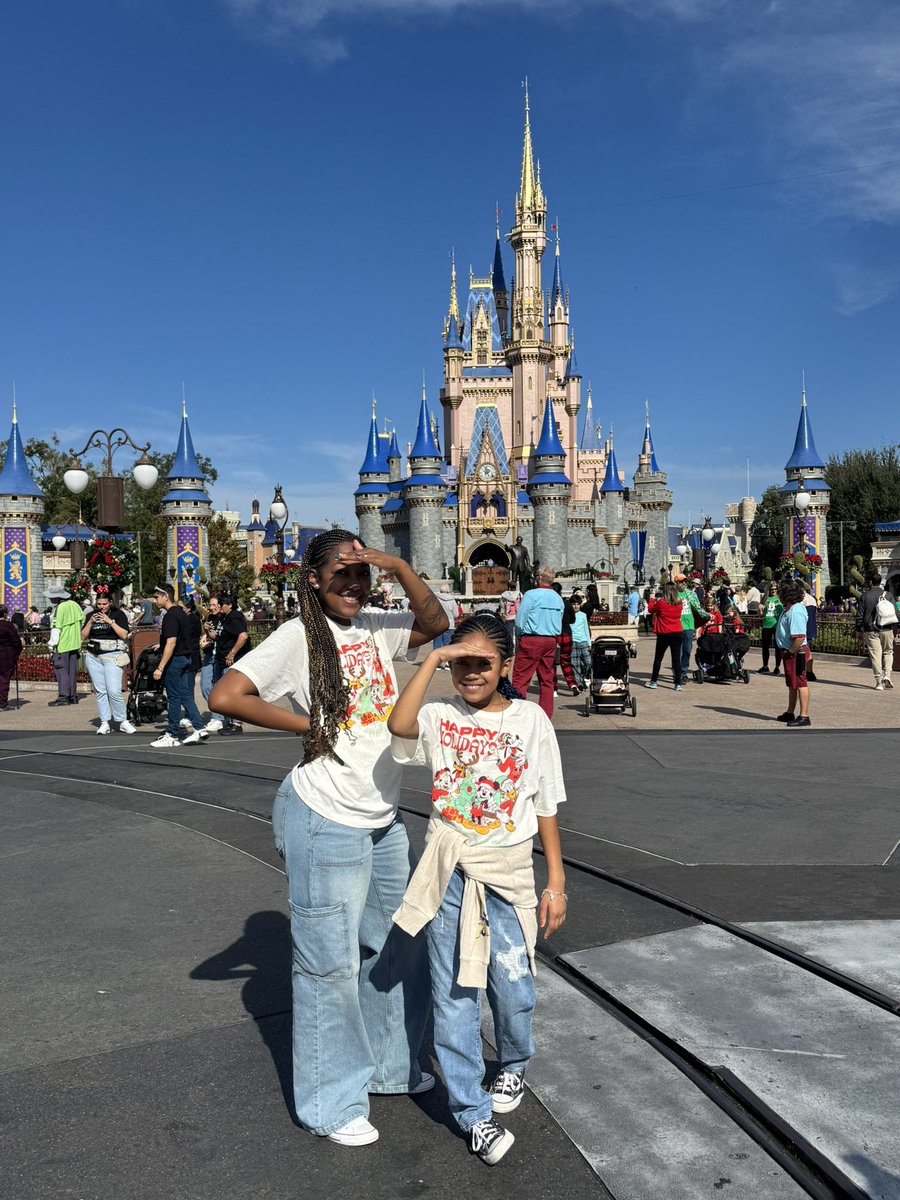 MsLeigha__'s tweet image. When you have no idea why your mom is doing a countdown, but you do know you go to Disney for your bday every year...🏰🎁🤍 She didn&apos;t know WHEN it was coming, but she knew it was coming lol #R9 #BirthdayTradition #Disney2024