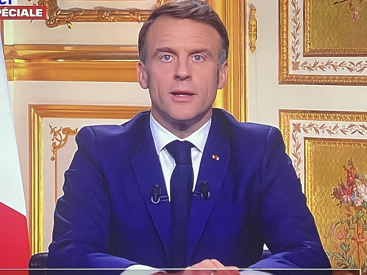 Toute l’intervention du President de la République est une vaste plaisanterie et un aveu d’impuissance, d’abandon. L’Élysée est aujourd’hui occupée par une ombre qui se veut chef de tout sans être  responsable de rien.