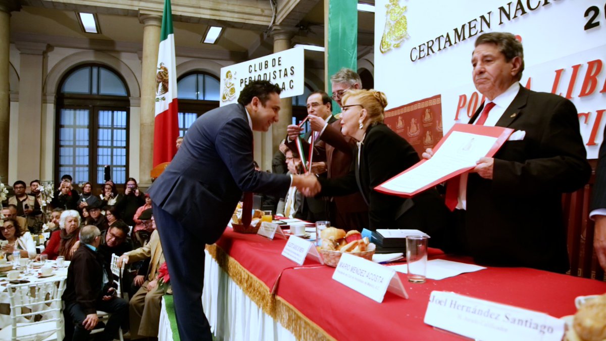 Luis_diazdeleon's tweet photo. Querido @DiegoSatur Felicitaciones por el Premio Nacional de Periodismo que hoy recibiste, me alegra mucho el reconocimiento a tú talento y esfuerzo. Abrazo Grande!!! https://t.co/laJCuT8f2s